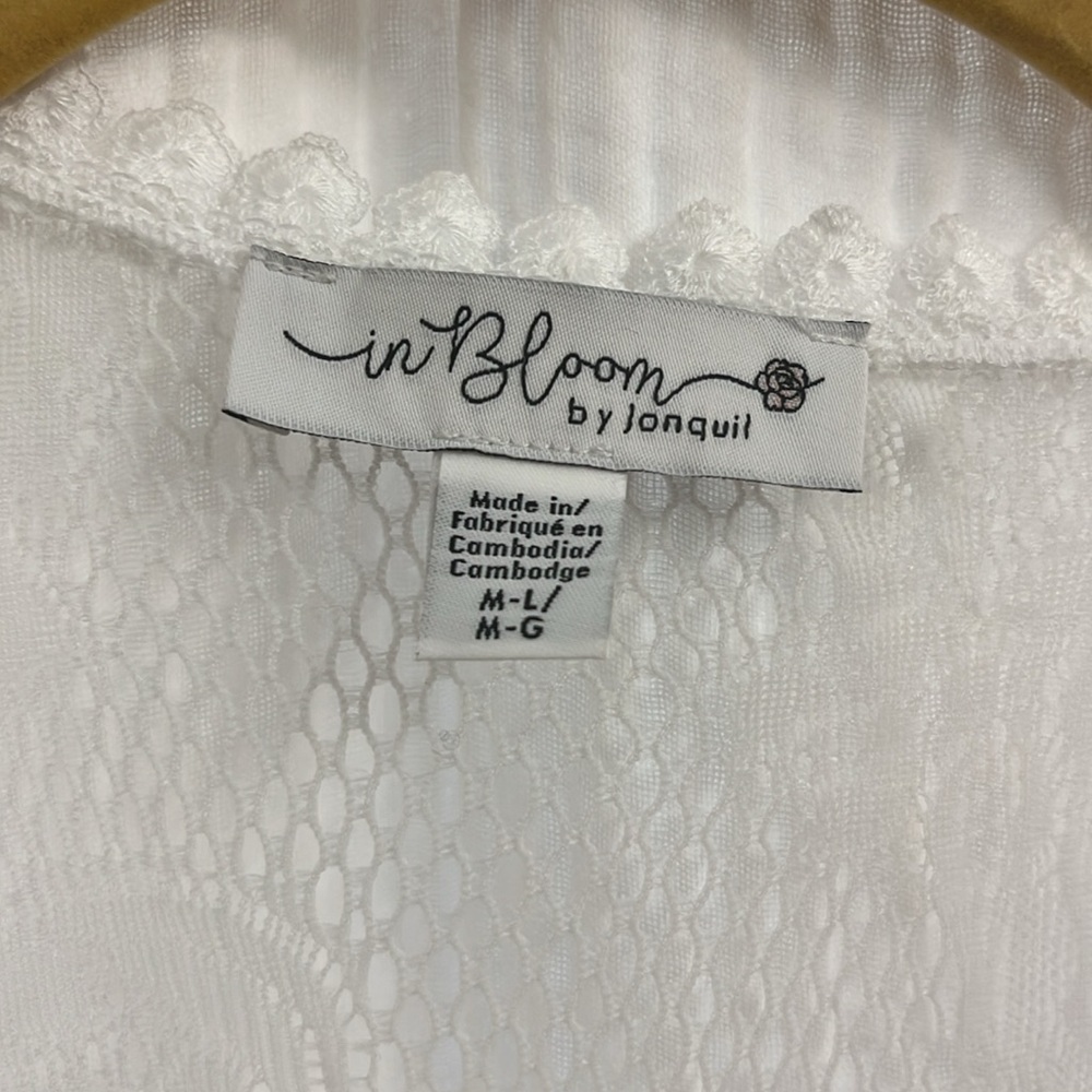 In Bloom lace robe - Picture 3 of 8